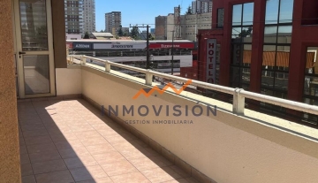 Inmovisión Gestión Inmobiliaria arrienda céntrico departamento en Temuco, Edificio Torre el Bosque con patio privado.